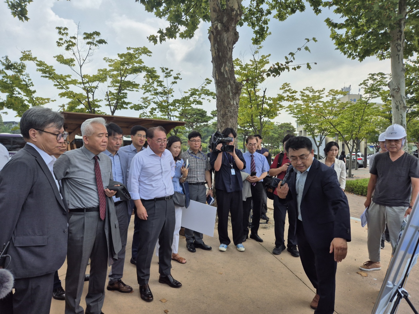 전북대학교 대운동장을 살펴보는 이상덕 재외동포청장.jpg 이미지입니다.